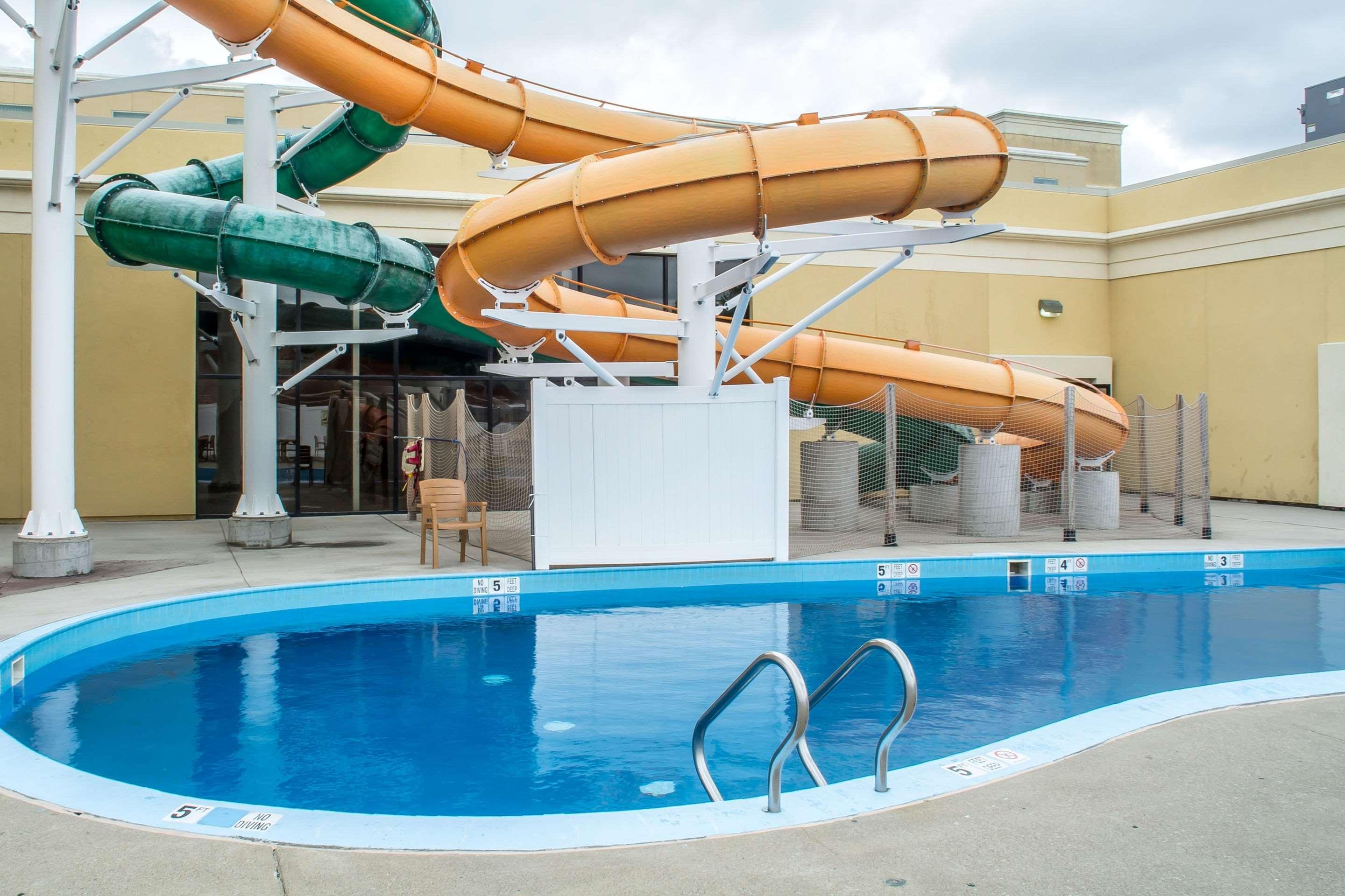 Quality Inn & Suites Palm Island Indoor Waterpark Batavia Exterior photo